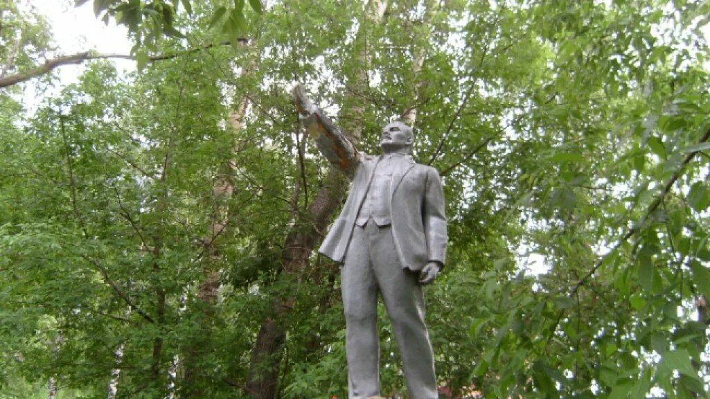 Киров в полный рост. Памятник ленину киров. коминтерн кировская область. памятник ленину на улице коминтерна. памятник ленина в васильевском мхе.