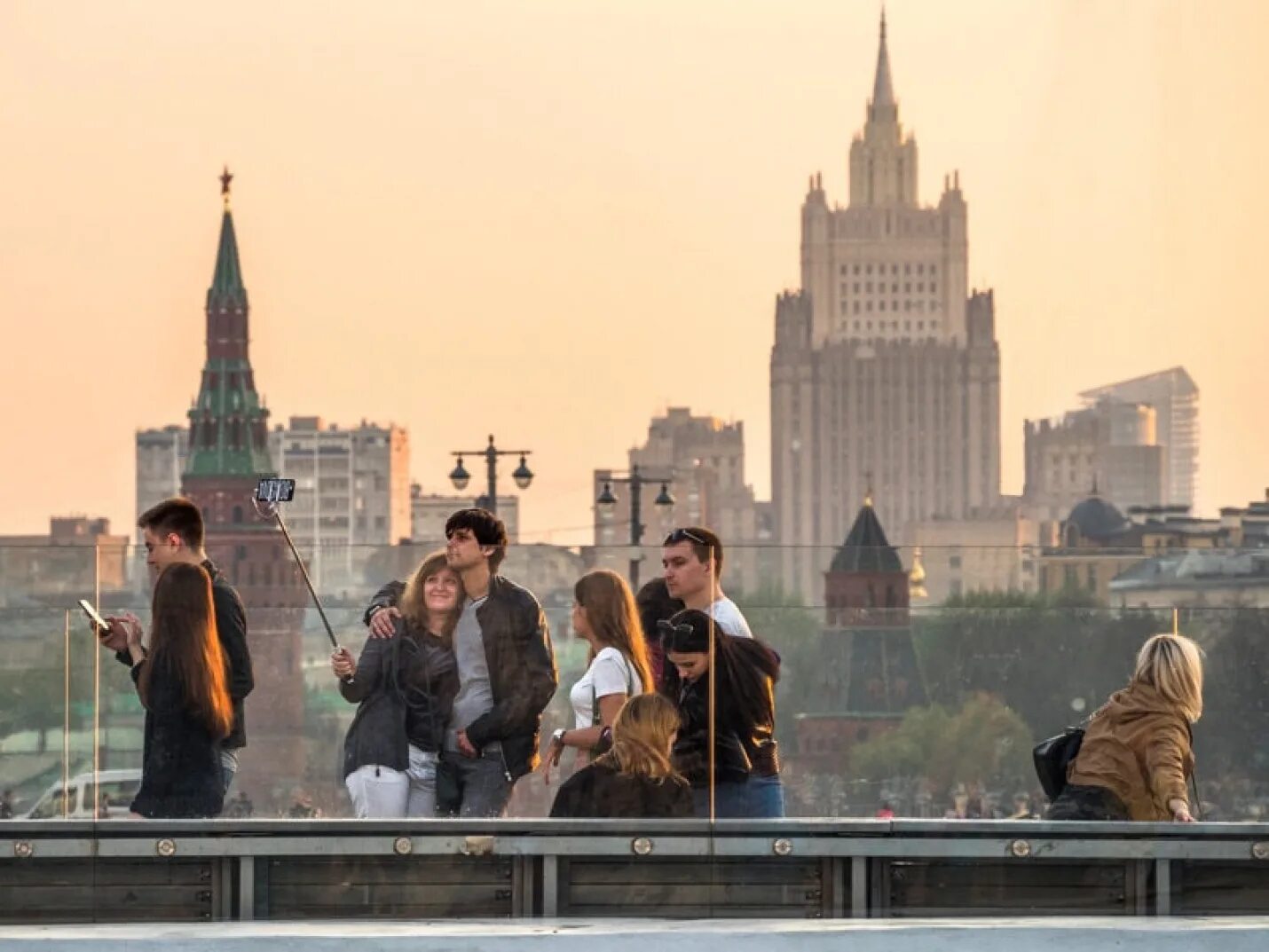 Туристы в Москве. Жители Москвы. Современная жизнь Москвы. Москва и жизнь.