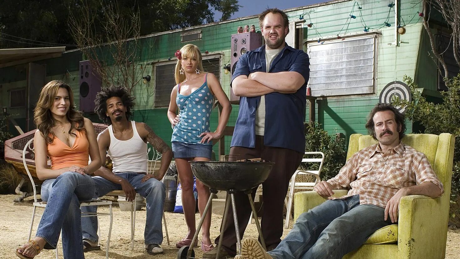 Телевизор с фильмом. A large series. People for people одежда. Путешественники сериал нетфликс. Audi rs3 lms tcr.