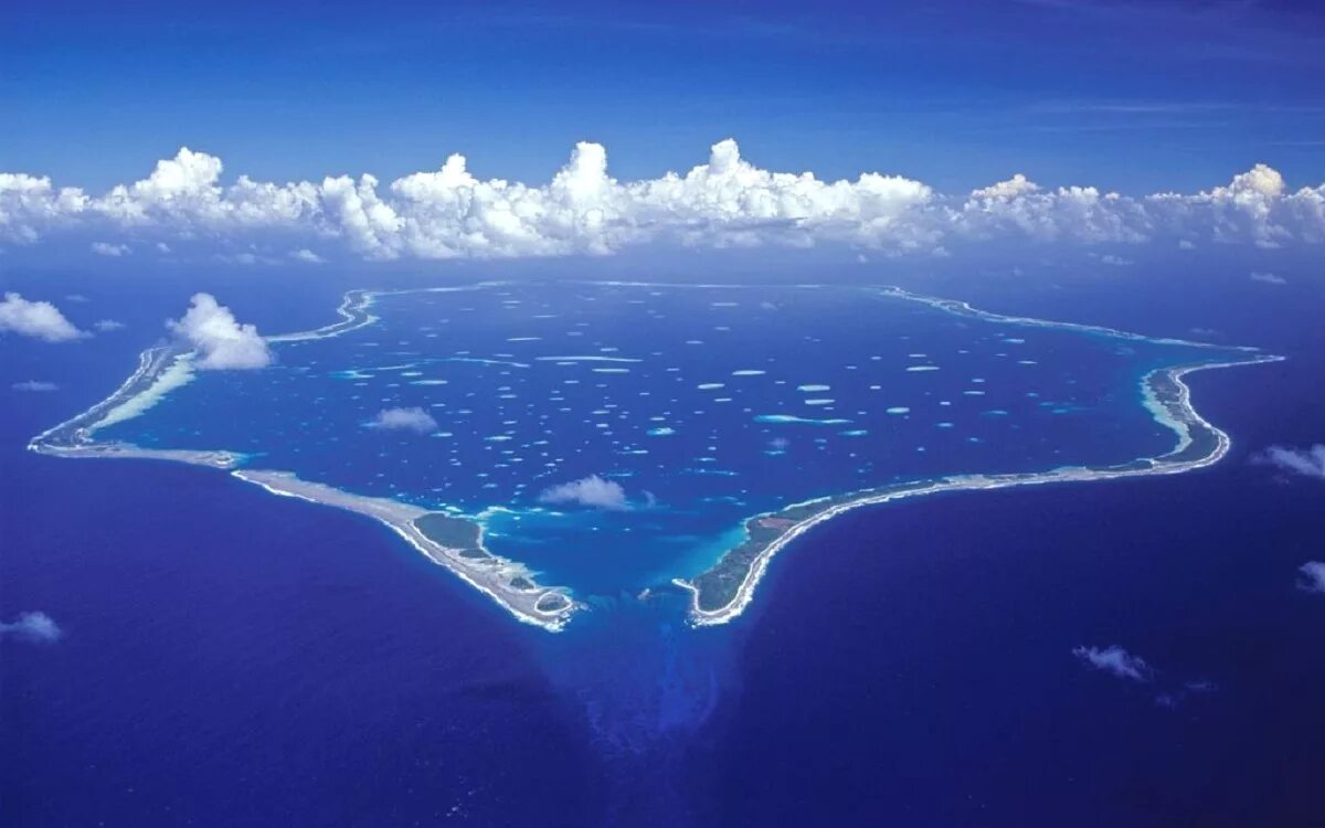Океан и два острова. Атолл острова Кука. Остров Палмерстон, острова Кука. Атолл в тихом океане. Остров Атолл Дюси.