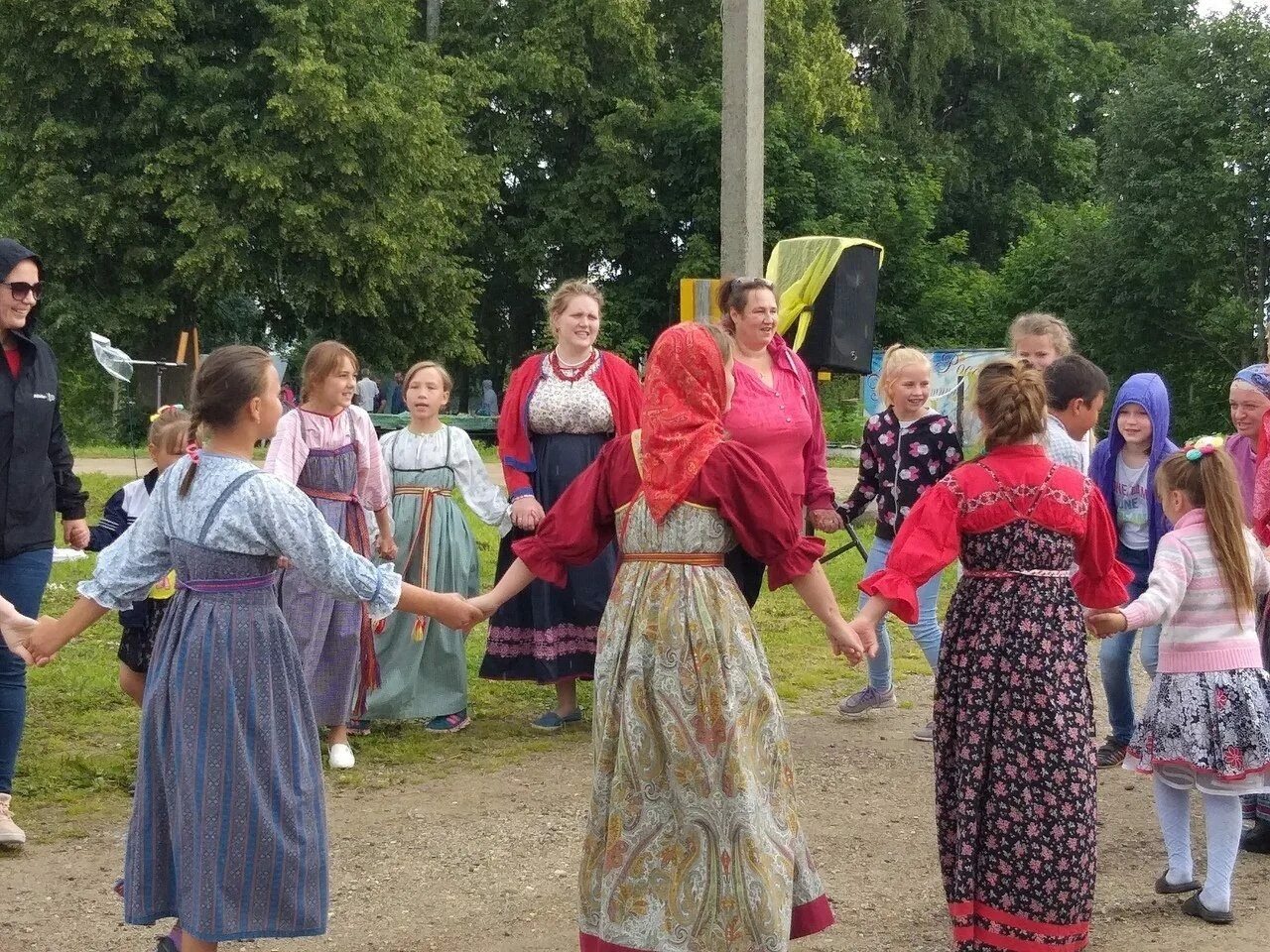 День деревни. День деревни Петрино Череповецкого района. День деревни праздник. Деревенские жители на празднике.