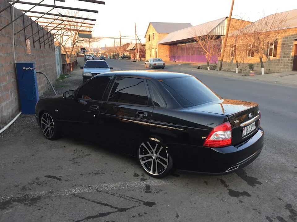 Приора седан на 17 рельсах белая. Приора рельсы r17. Приора на рельсах r17 черная седан. Лада приора рельсы р16. Приора седан r17.