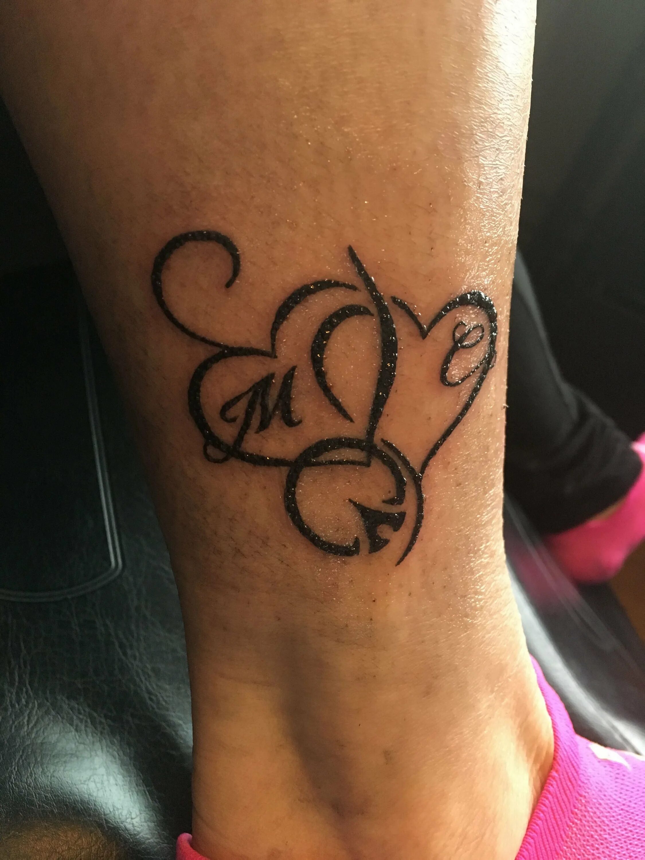 Тату инициалы на запястье. Юбка леди баг из фатина. Туту. Ру. Грива льва своими руками из фатина.