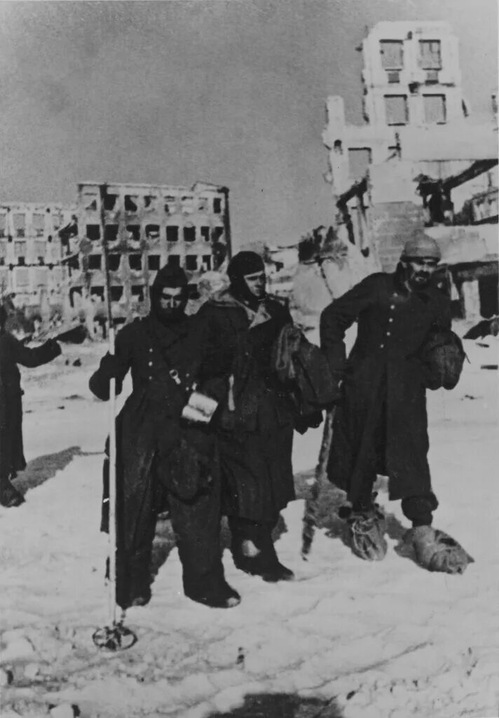 Пленные немцы в сталинграде 1943. Пленные немцы в сталинграде 1943. Пленные сталинграда. Пленные немцы в сталинграде паулюс. Пленные немцы в сталинграде 1943.