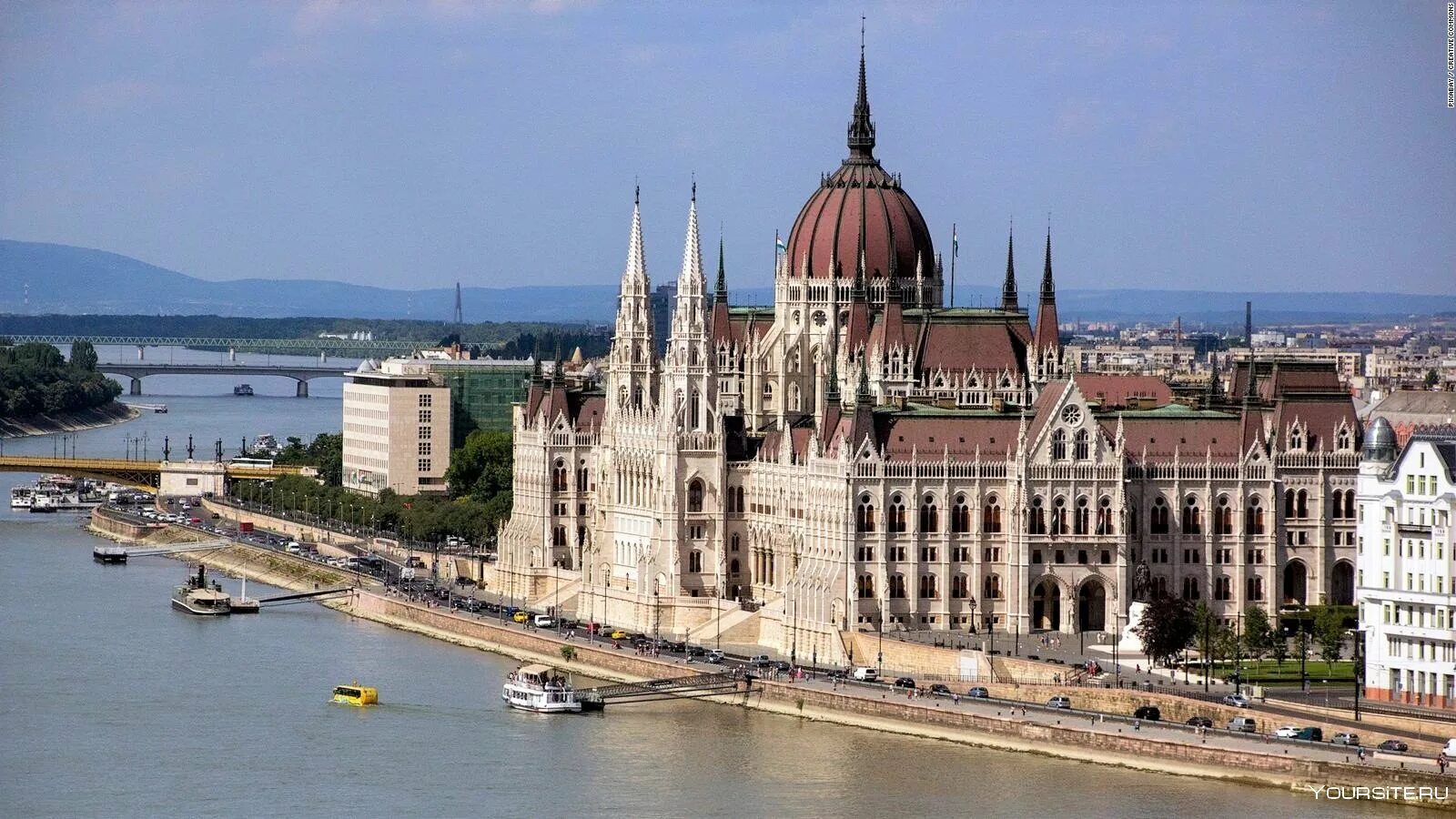 Достопримечательности среднего города. Здание парламента в Будапеште. Венгрия Будапешт парламент. Венгерский парламент в Будапеште. Будапешт дворец парламента.