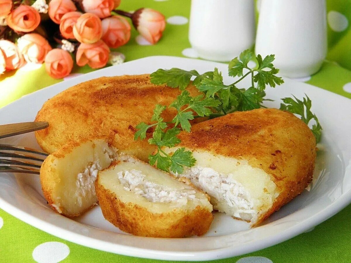 Фаршированные котлеты. Зразы с сыром. Зразы. Котлеты сверху с начинкой. Куриные котлеты с яйцом.