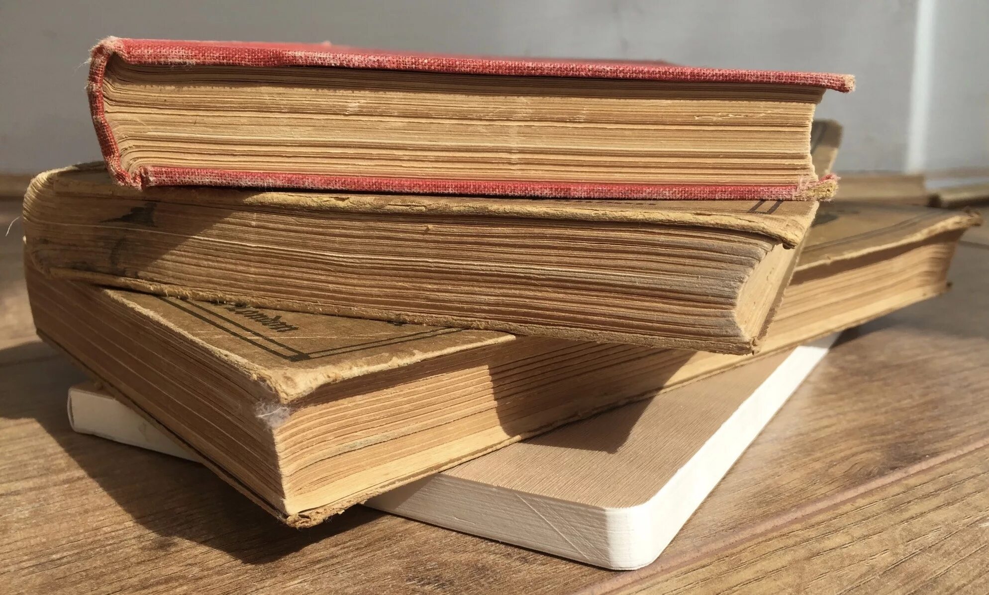 Добавить книги. Старые книги. старинные книги. переплет старой книги. старые книги картинки.