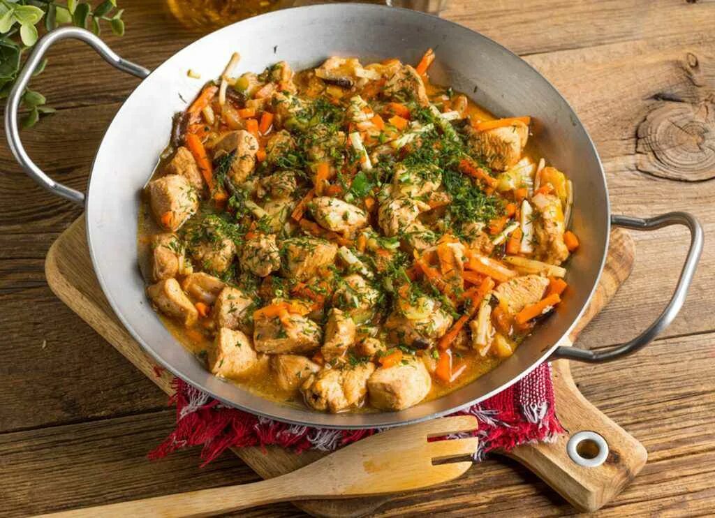 Рецепт куриного филе тушеного на сковороде. Курица тушеная с овощами. курица тушеная с овощами на сковороде. куриное филе тушеное с овощами. куриная грудка тушеная с овощами.