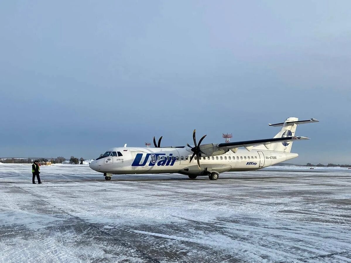 Полет на самолете тюмень. АТР-72 самолет. Самолет ЮТЭЙР. Самолету в Новокузнецком аэропорту.