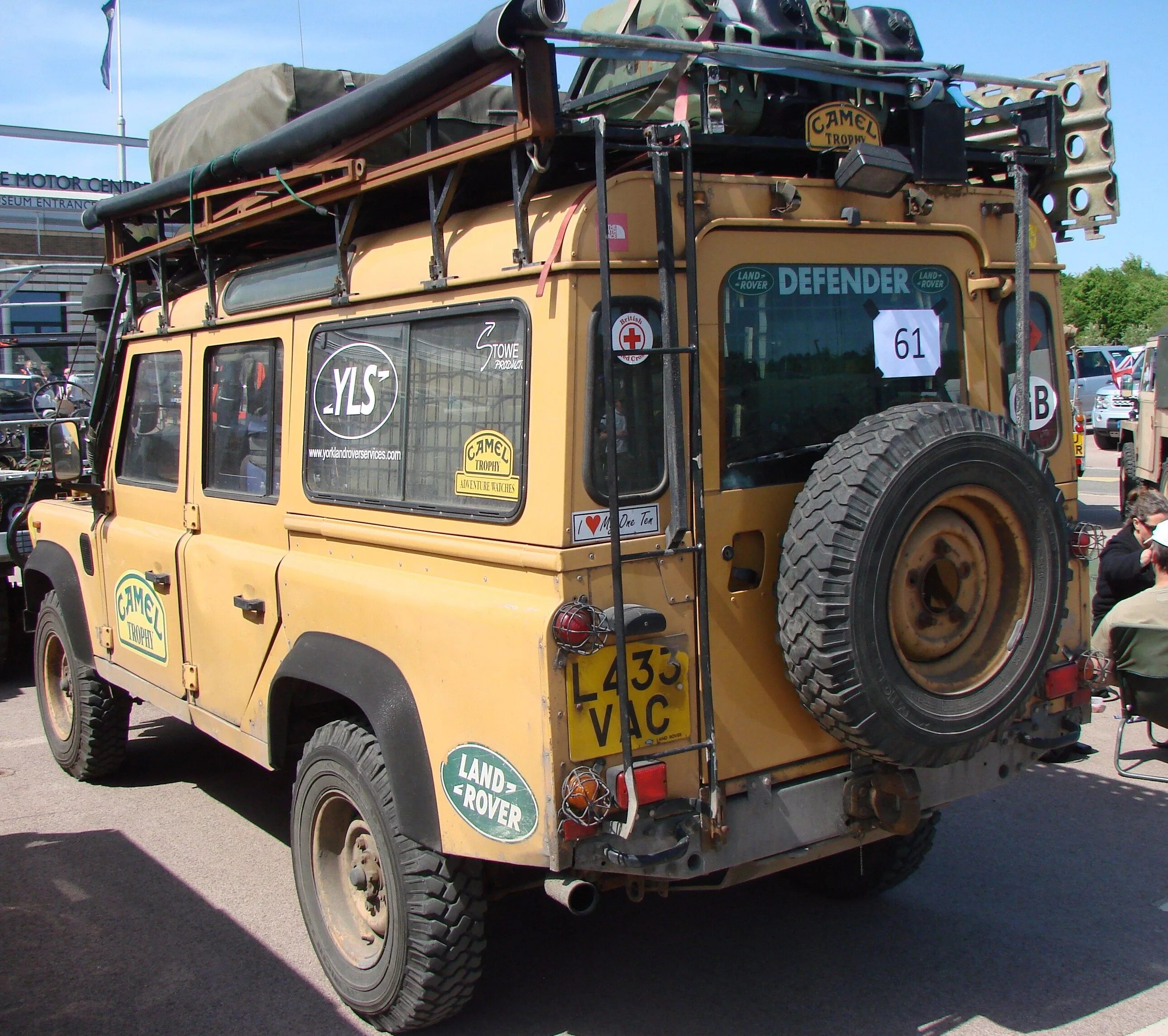 Defender 200. Дефендер кэмел трофи 2020. Дефендер d90 Camel Trophy. Дефендер 90 Camel Trophy. Кэмел трофи машины.