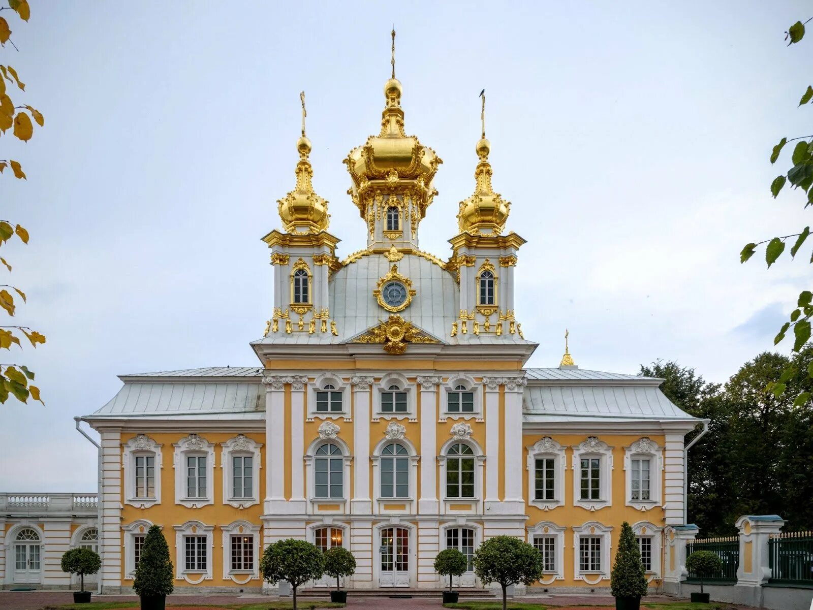 Здания барокко в санкт петербурге. Петропавловская церковь (петергоф). дворец в петергофе растрелли церковь. растрелли барокко петергоф. петропавловский собор растрелли.