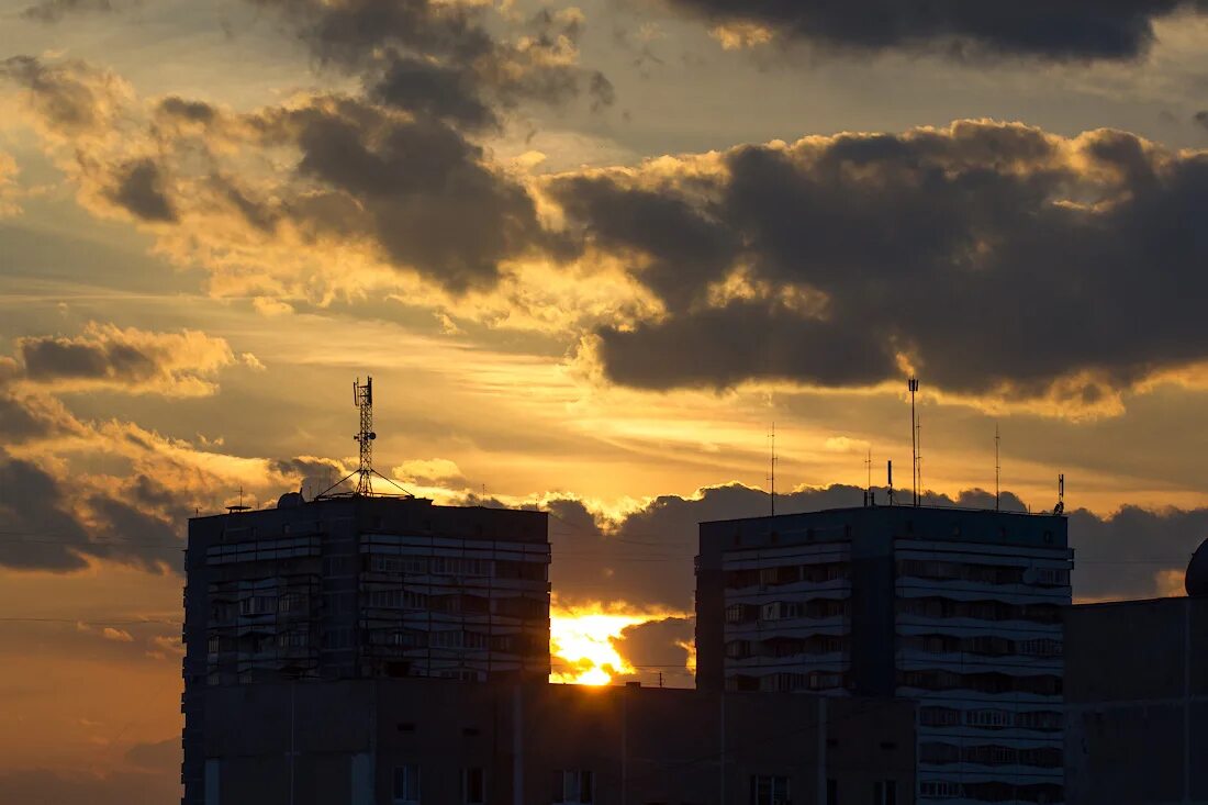 Смерч в ростовской области ильинка. Небо над ростовом на дону 14 марта. Видео над волгодонском. Смерч вятские поляны. Небо над россии на сегодняшний день.