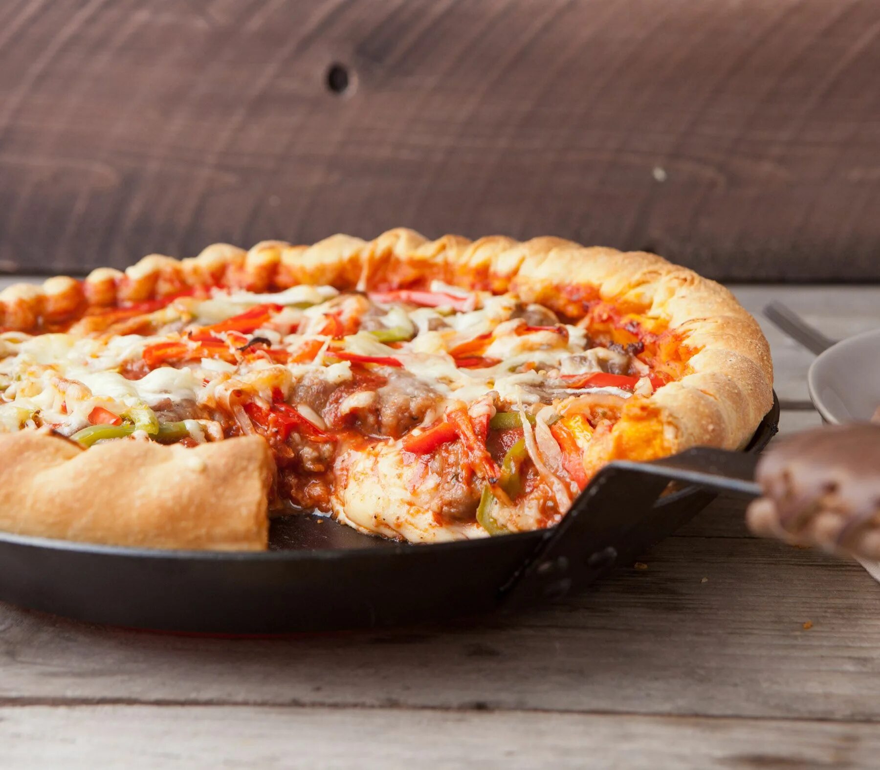 Тесто толстое. Пышная пицца. Пицца на пышном тесте. Пицца на пышном тесте в духовке. Толстая американская пицца.