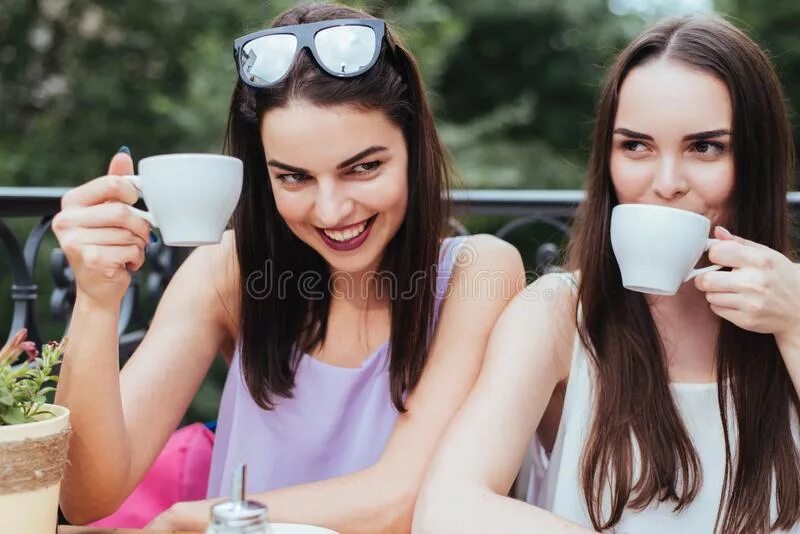 Подруга в топике. Чаепитие с подругами. Подруги за чашкой чая. Две девушки пьют чай. Две подружки за чаем.