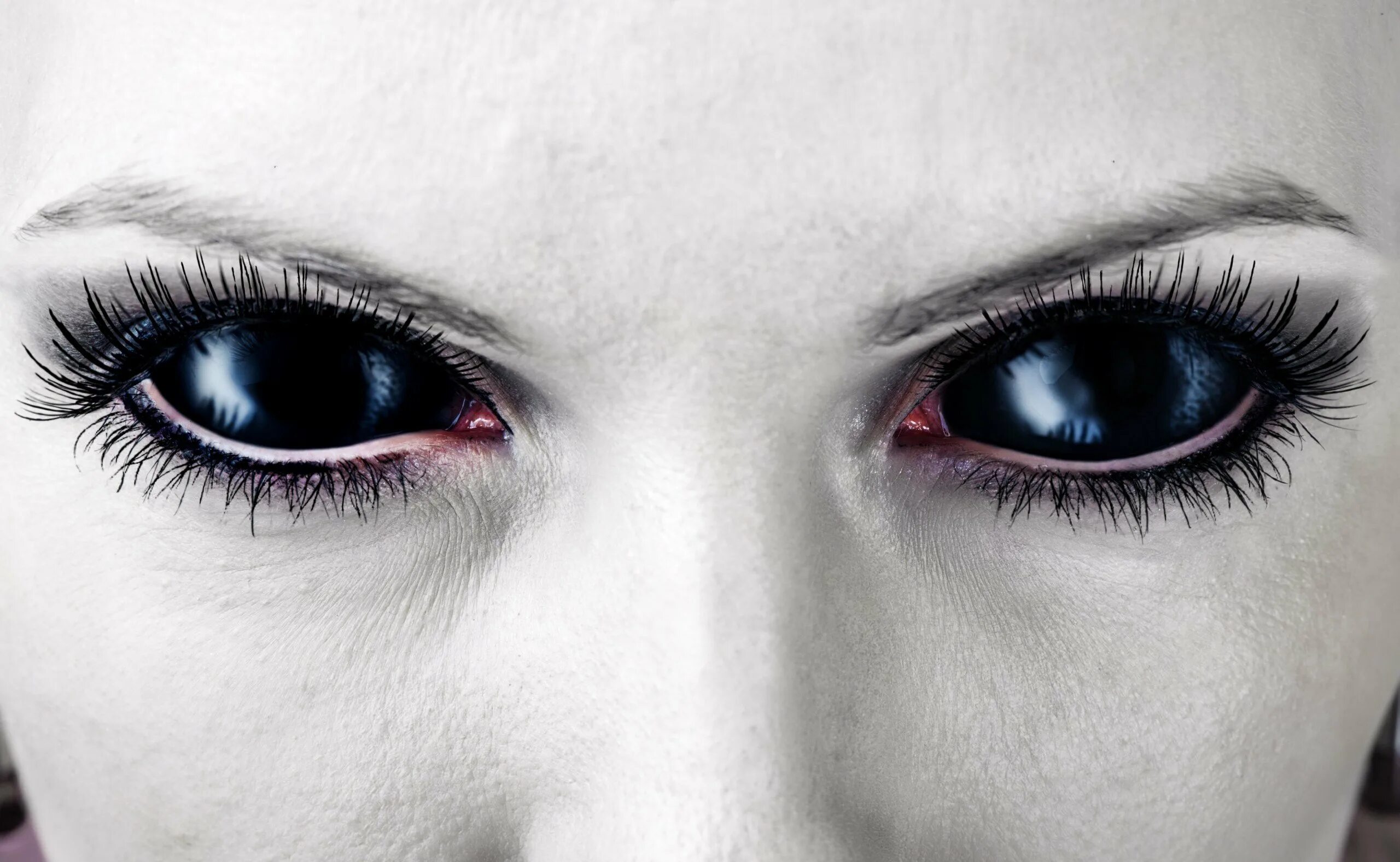 Недобрый взгляд человека. Линзы Black sclera White. Склеральные линзы зомби. Черные демонические глаза.
