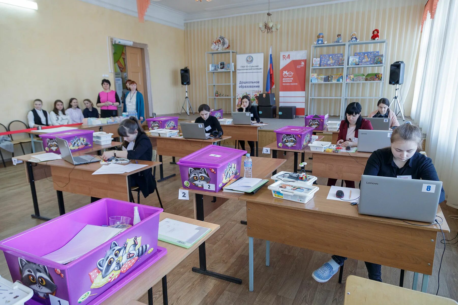 02. ученик на экзамене. экзамен в колледже начальные классы. демонстрационный экзамен в педагогическом колледже. экзамены в школе.