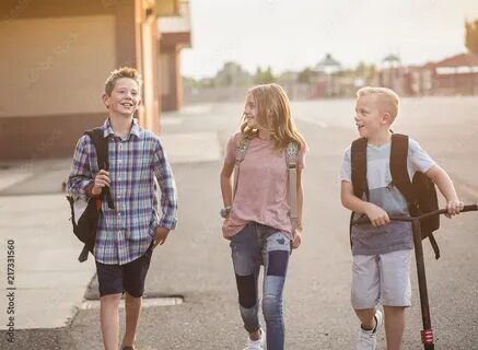 My sister walk to school