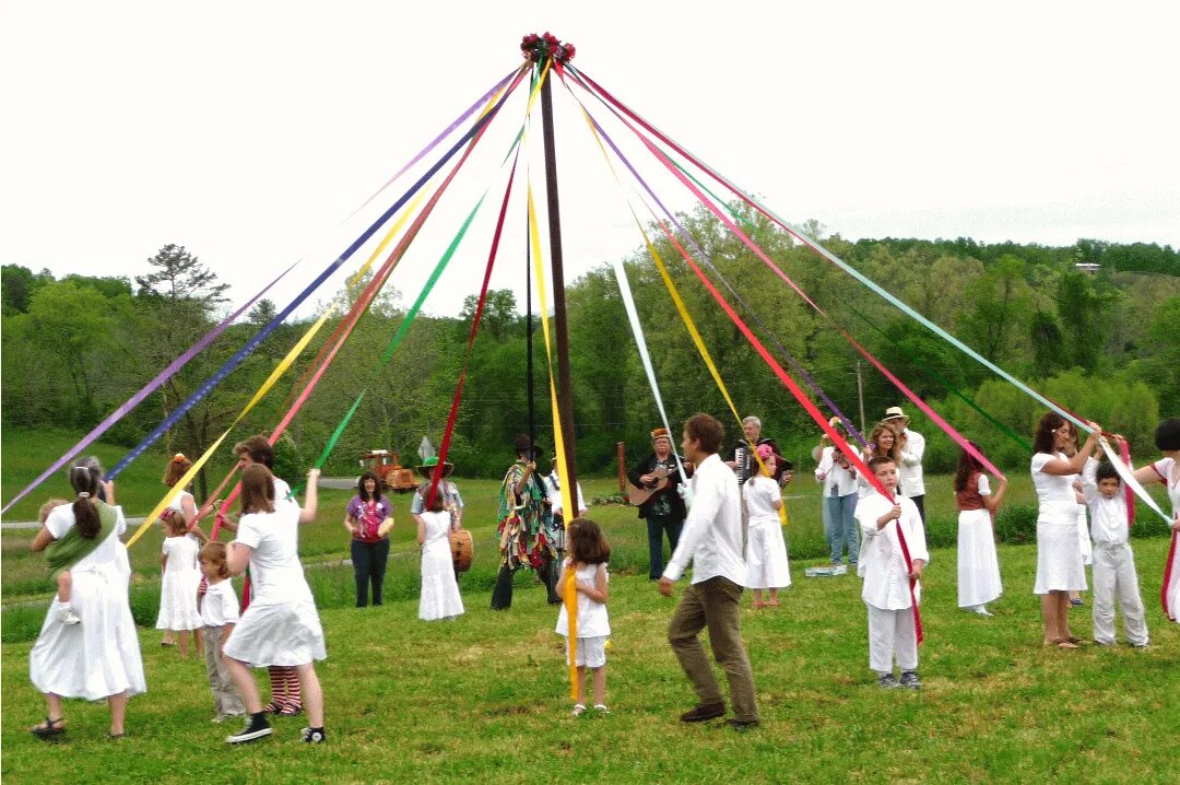 Русский майский праздник. Maypole Майское дерево. Майский праздник в Великобритании May Day. Фестиваль Майское дерево Приозерск. The Maypole праздник в Англии.