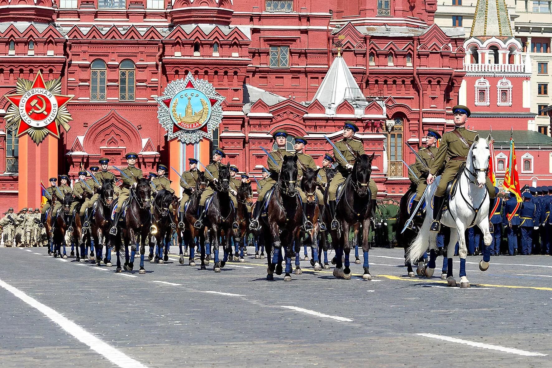 9 май кремль. Президентский полк комендатуры Московского Кремля. Парад Победы 2015 в Москве. Московский Кремль парад Победы 1991. Парад Победы 70 лет 9 мая 2015 год Москва красная площадь.