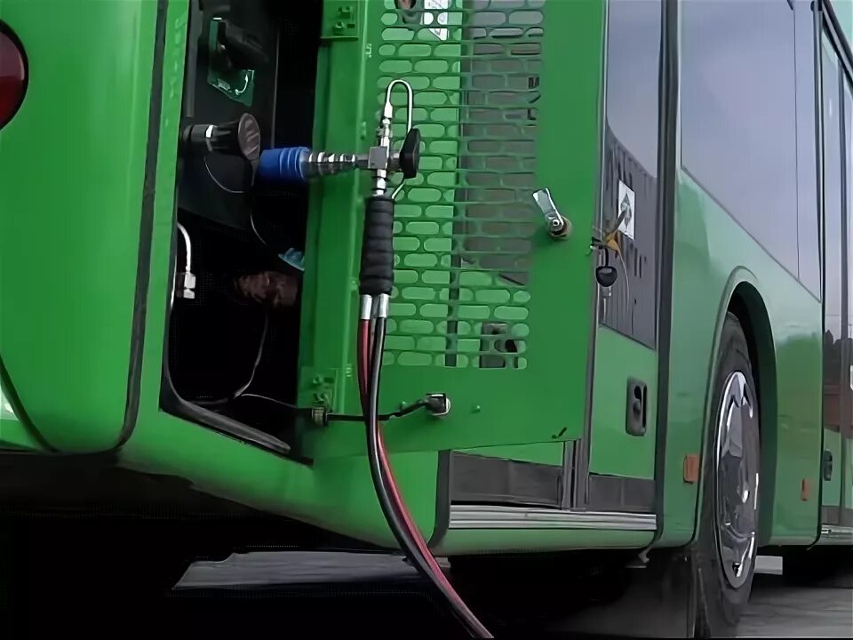 Автобус топливо. Автобус заправляется. автобус на газовом топливе. электробусы на азс. аварийный клапан на топливо заправщика.