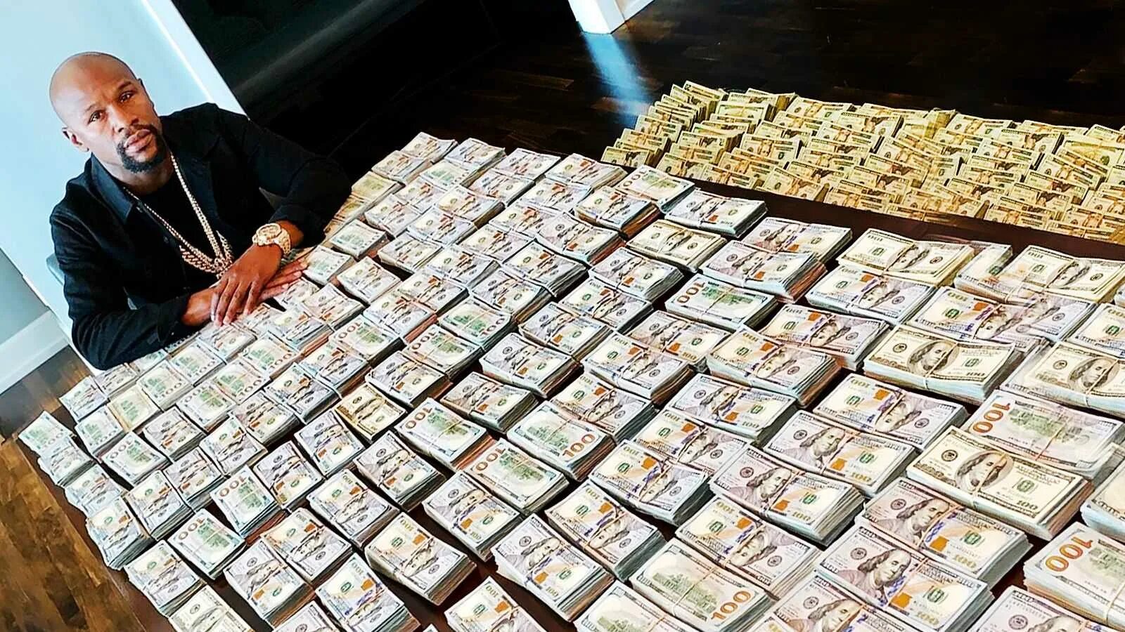 Сколько зарабатывают богатые люди. Флойд Мейвезер с деньгами. Флоидмайвезер с деньгами. Флойд Мейвезер с баблом. Флойд Мейвезер 10 миллион долларов.
