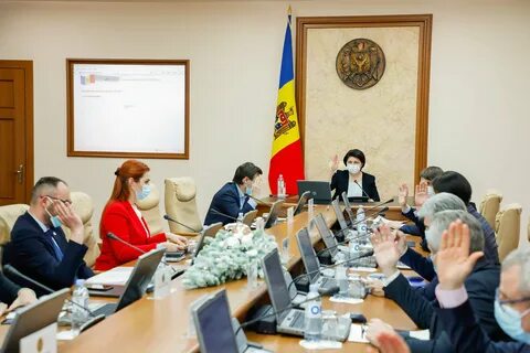 В стране n правительство