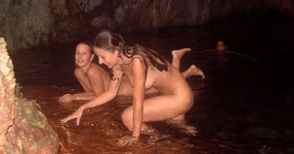 Голая девушка в пещере