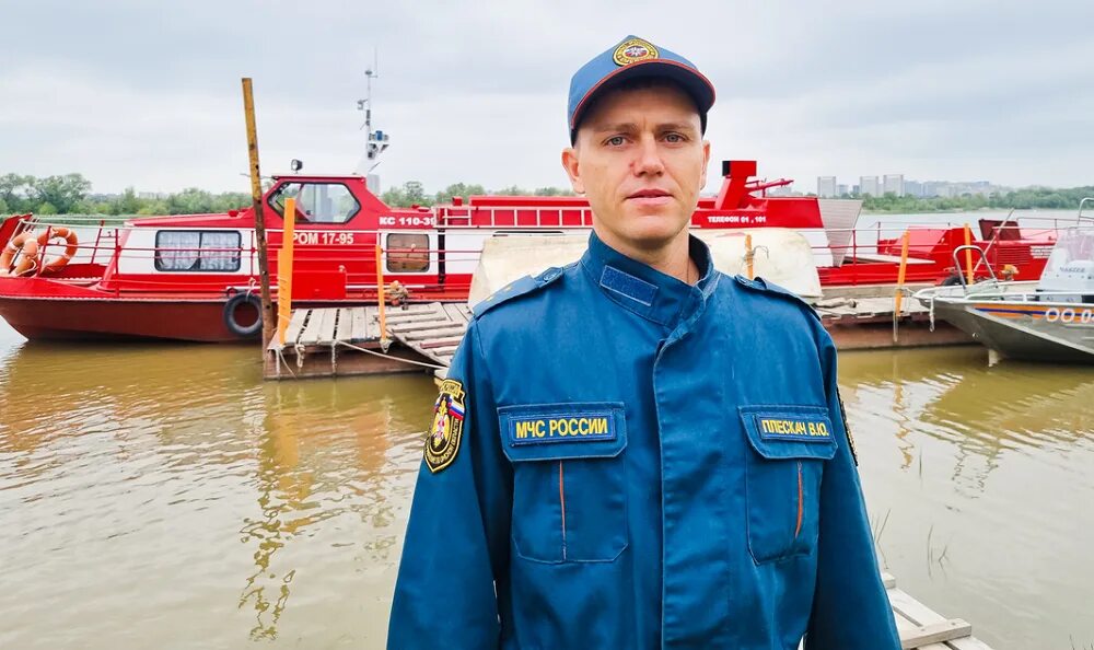 Спасение животных людьми. Спасение девушки из воды. Спас собаку из ледяной воды. Мужественный поступок. Парень спасает девушку из воды.