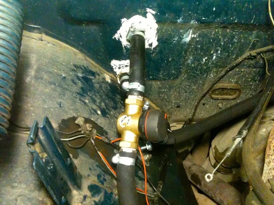 Закрыть кран печки. Кран печки 2115. Печной кран ваз 2107. Кран печки шеви нива. Кран печки ваз 21213.