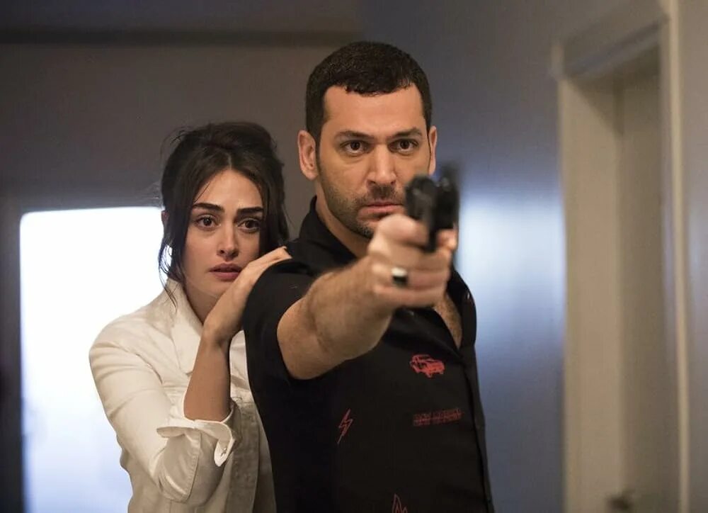 Чаглар эртугрул 2019. Турецкий актер онур туна без бороды. Гёкхан алкан и ойкю караель. Турки ту тв. Энгин акюрек fahriye evcen.