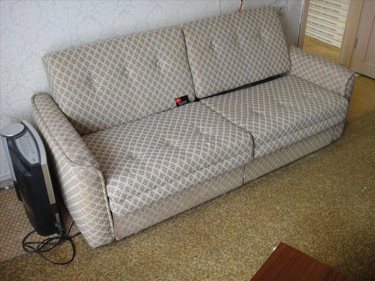 Где обшивают диваны. Обшивка мебели дивана. Обшивка дивана. Обшивка мебели дивана. Обтяжка мебели.