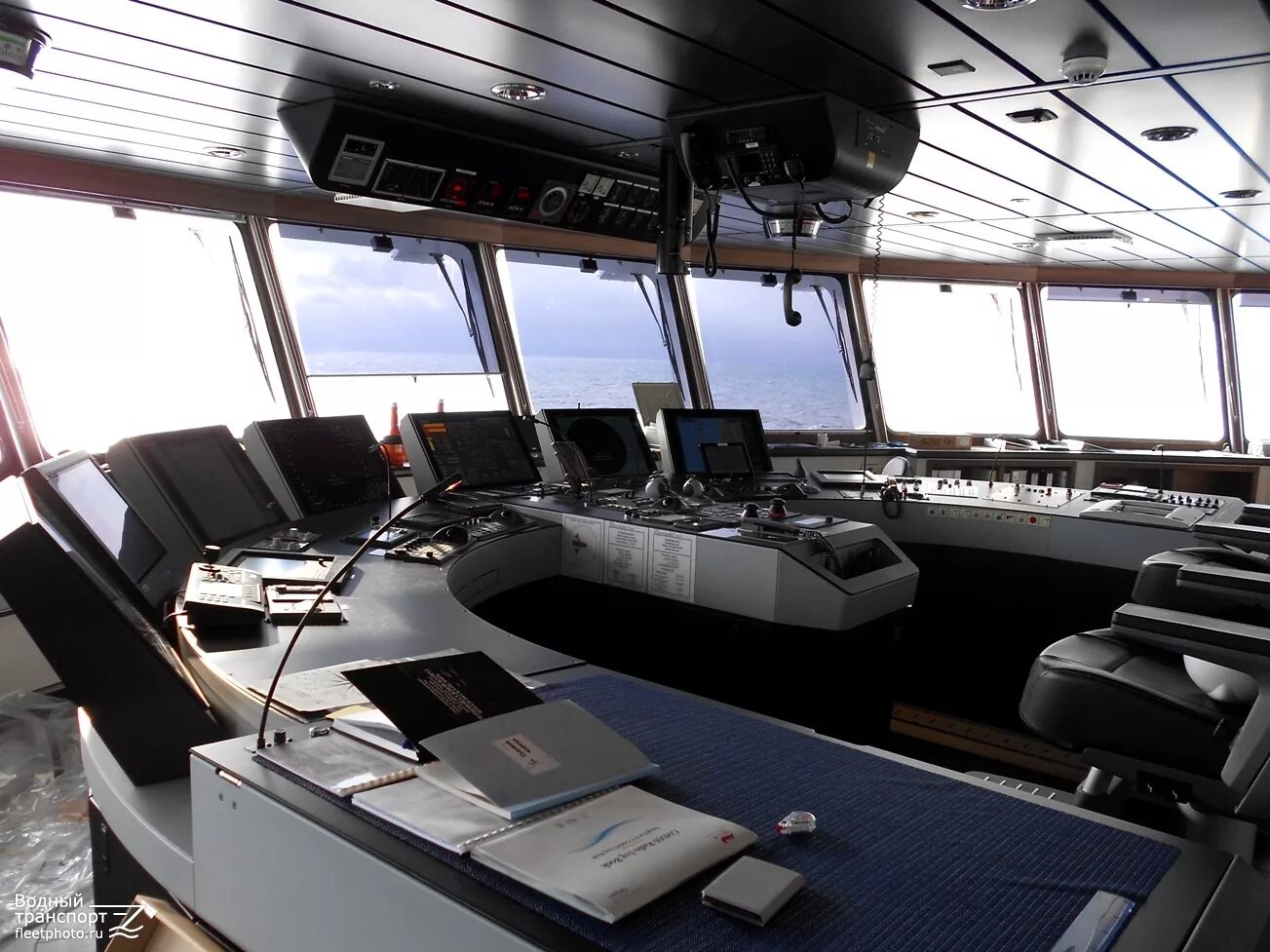 Управление лайнером. Рубка корабля. Управление лайнером. Управление лайнером. Управление лайнером.