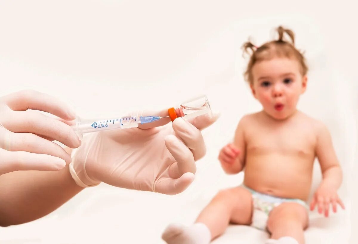Живые детские вакцины. Прививка детям. Шприц для прививок детям. Укол малышу. Детский шприц для прививок грудничков.
