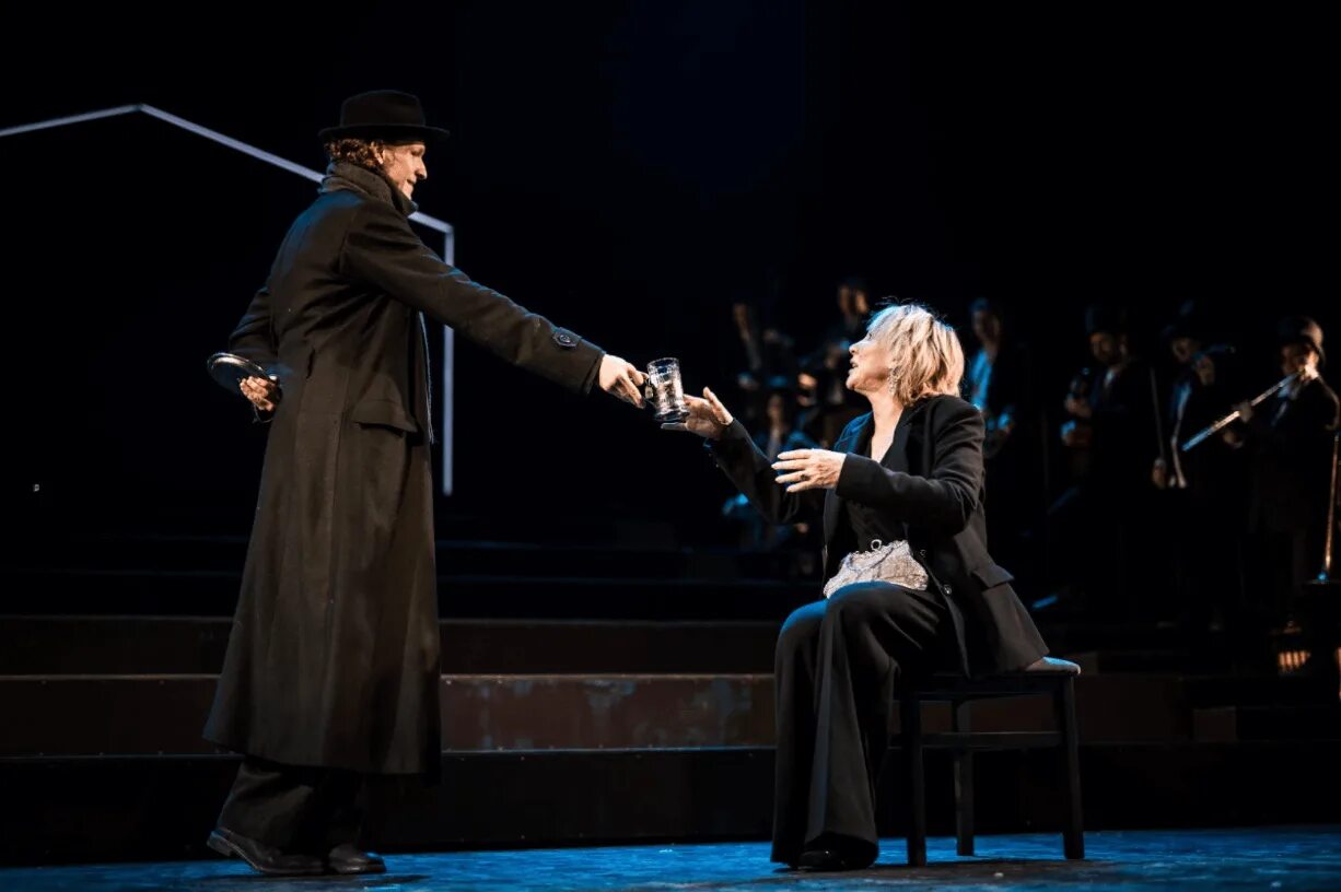 Спектакль театр в современнике. Современник 203-205. Спектакль папа современник шакуров. Гармаш в спектакле папа. Спектакль театр в современнике.