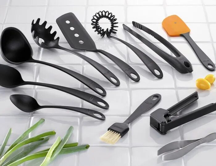 Кухонные инструменты и приспособления. Набор инструментов для кухни. Кухонный инвентарь для столовой. Инвентарь повара. Поварской кухонный инвентарь.