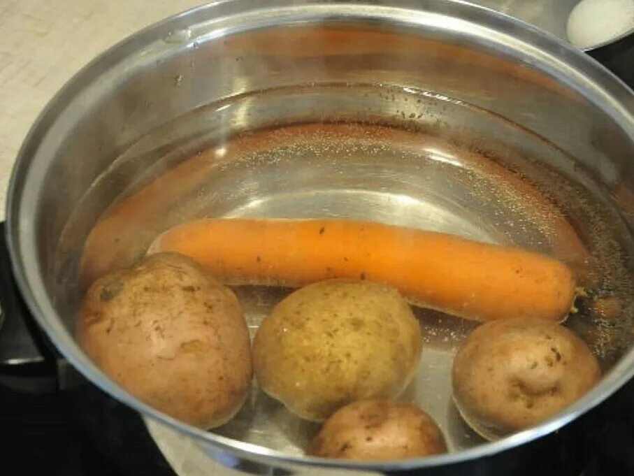 Как правильно варить овощи для оливье. Картофель морковь отварить. Как правильно варить овощи для оливье. Картошка с яйцом. Варка овощей.