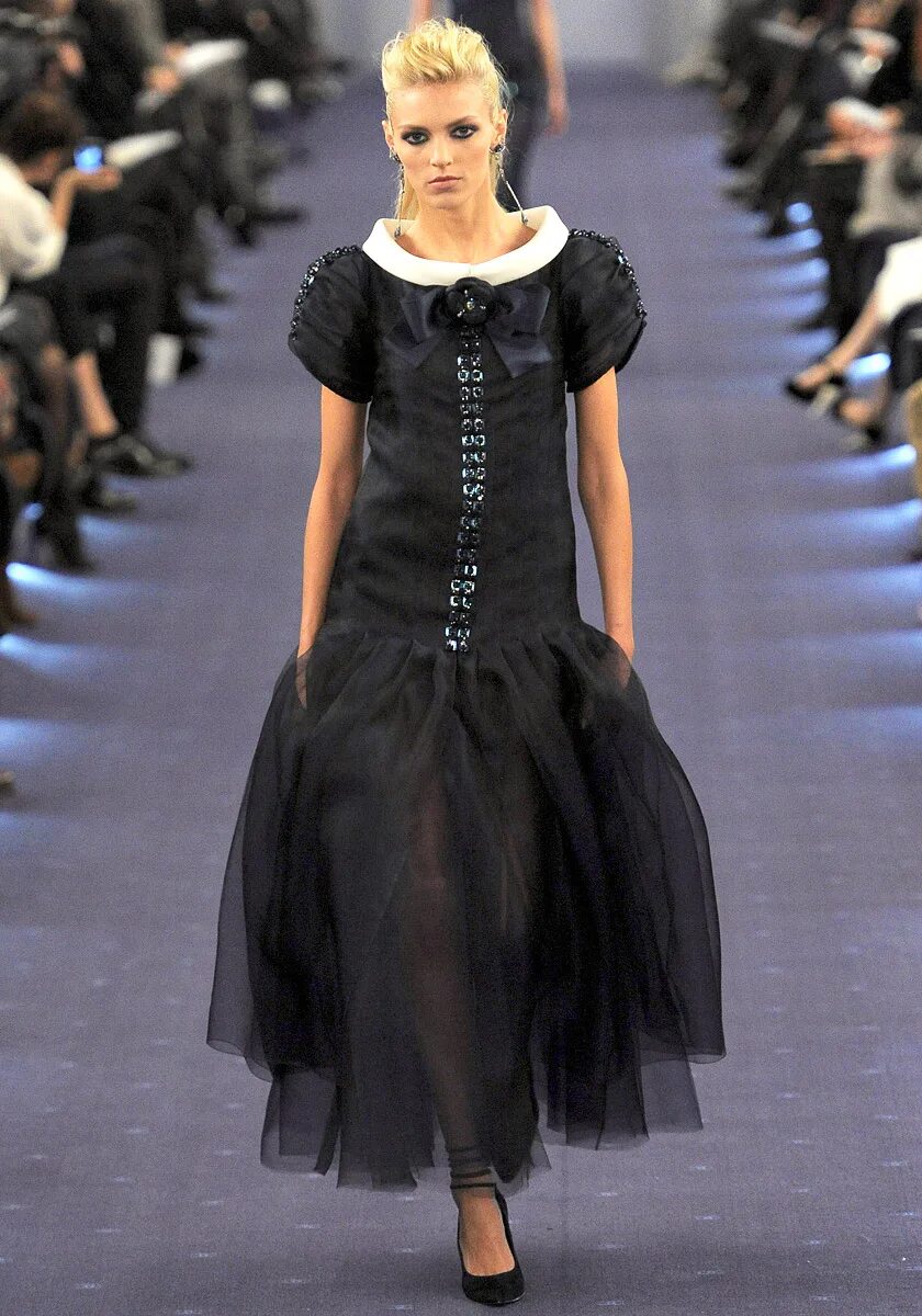 Показ балмейн 2022. Платья коко шанель 2020. Givenchy runway. Кристиан сириано подиум коллекция. Стиль вамп в одежде.