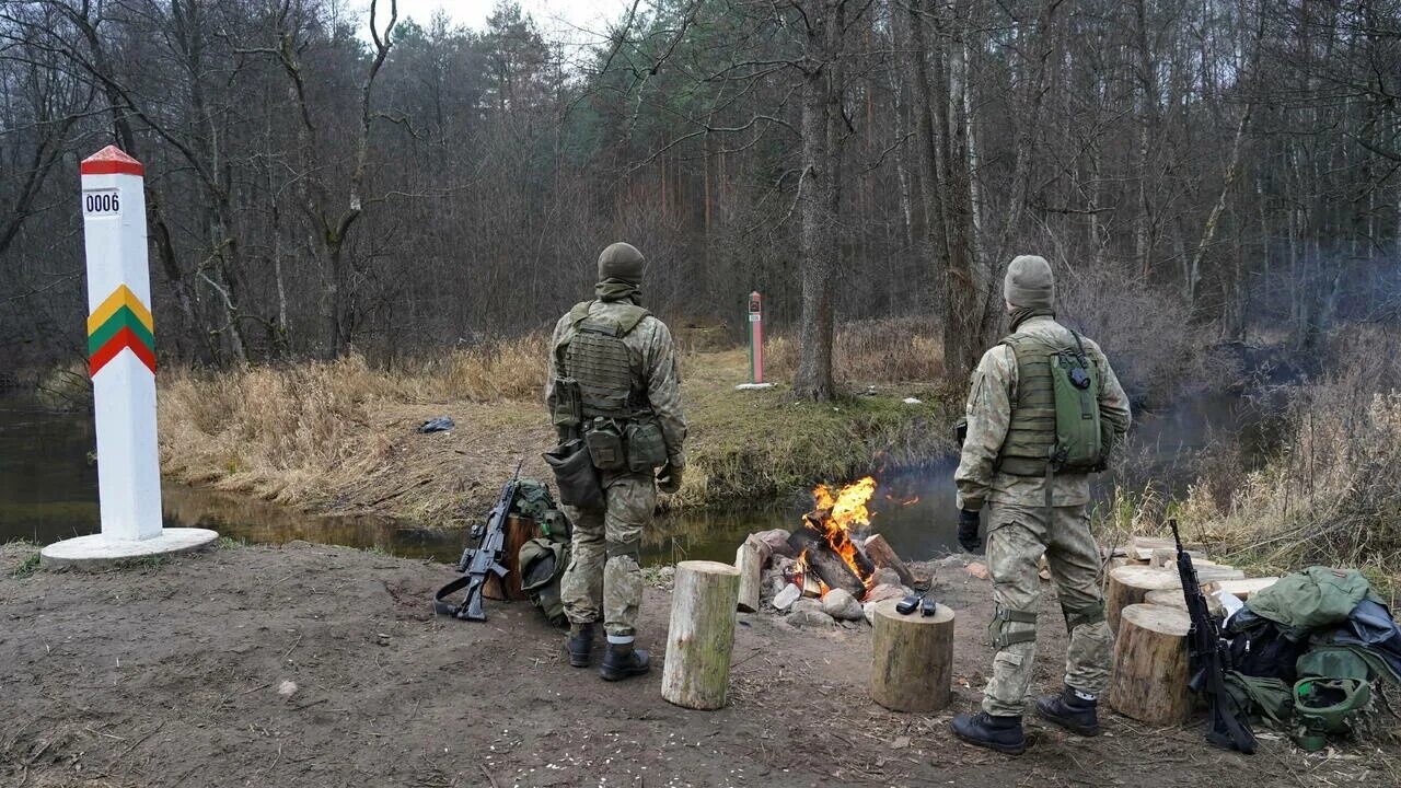 Митинги в ссср 1990. Мигранты на белорусско литовской границе. Литва латвия эстония. Митинги литва 1991. Литва независимость 1990.