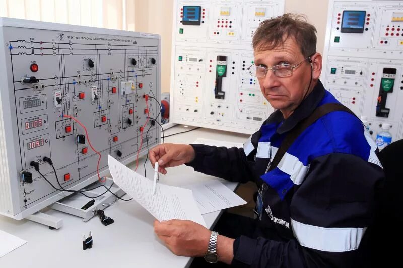 Слесарь электромонтажник. Электромонтер по обслуживанию электрооборудования. Конкурс лучший электромонтер. Оперативно выездная бригада рэс. Электро работы спб.