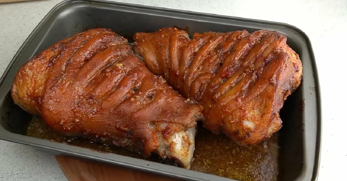 Как вкусно и быстро приготовить свиную рульку
