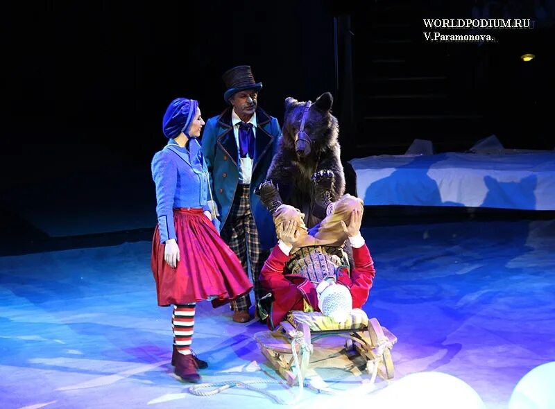 Цирк дю солей канада. Эквилибристы в цирке. Воздушные гимнасты пара снежная королева цирк. Кейн персонаж цирк. Цирковые артисты.
