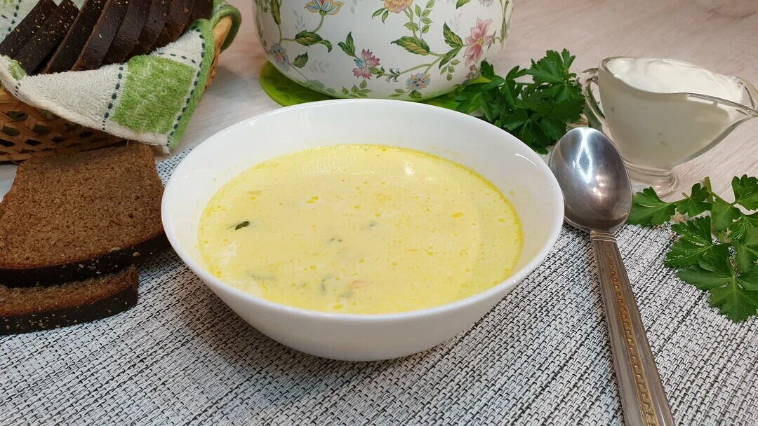 Сырный суп. Вкусный суп из плавленых сырков. Сырный супчик на скорую руку. Сырный суп с плавленным сырком. Рецепт сырного супа без плавленного сыра
