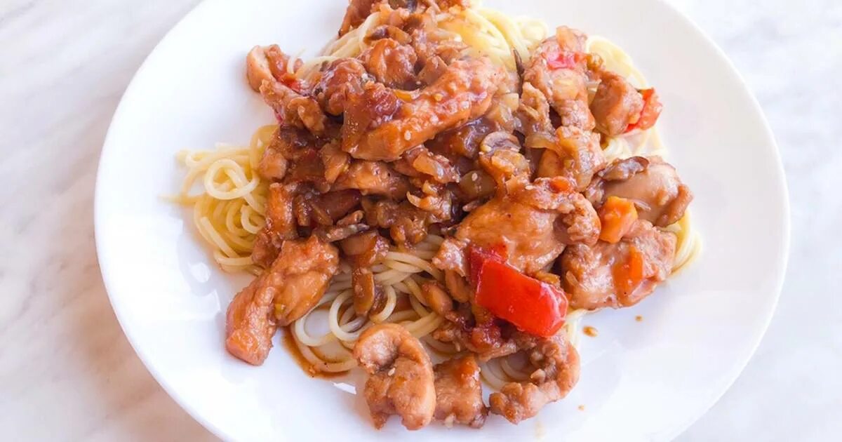 Паста с курицей терияки. Спагетти с соусом терияки. Макароны с терияки. Макароны с курицей в соусе терияки. Лапша с соусом терияки.