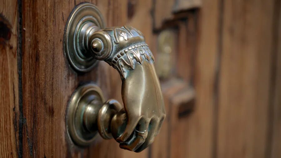 Knocking on wood. стук в деревянную дверь. звук закрывающейся двери. стучится в дверь. стук в дверь.