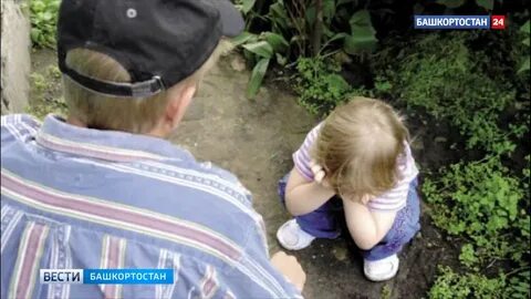 Какает в кустах