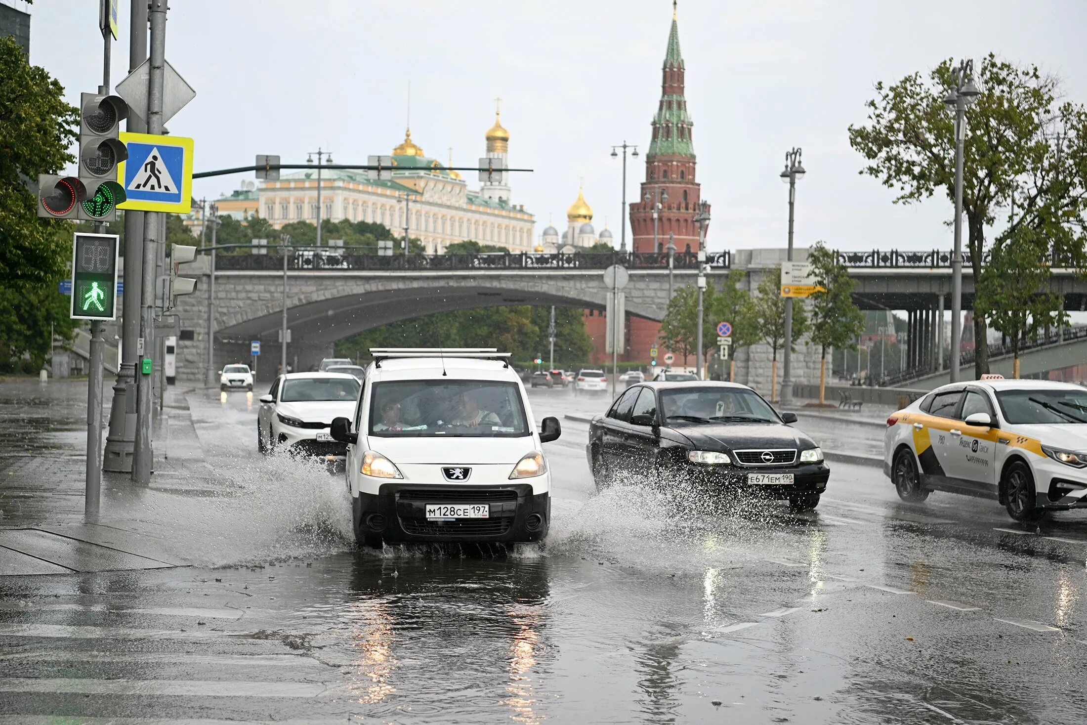 Погода москве дождь будет. Ливень в Москве. Ливень в Москве сейчас. Дороги Москвы. Москва после дождя.