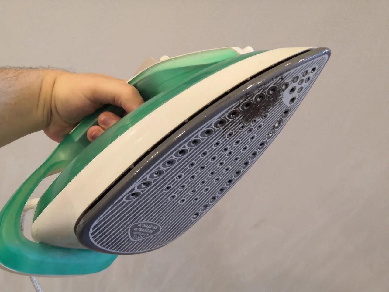 Девушка с утюгом. Раскаленный утюг. Накалить утюг. Утюг в старину. Перегорел утюг.