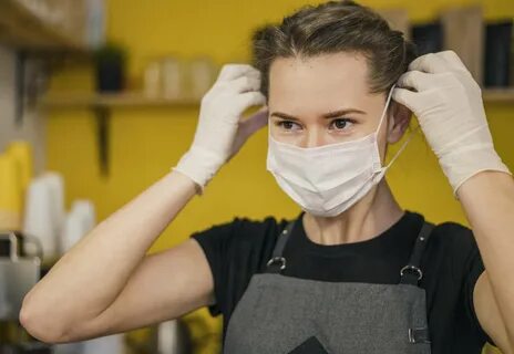 Женщина в резиновых перчатках