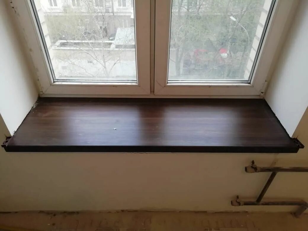 Подоконник из мебельного щита. Лиственниц подоконник из лиственницы. Подоконник лиственница. Деревянный подоконник на балконе. Шимо светлый подоконник.