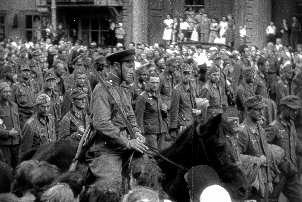 Фашисты были в москве. Парад военнопленных немцев в Москве 1944. 17 Июля 1944 парад военнопленных в Москве. Шествие немецких военнопленных в Москве 1944. Марш пленных немцев по Москве в 1944.